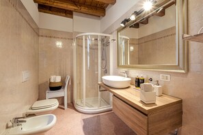 Shower, hair dryer, bidet, towels - Near Gardaland, 2 minutes from the lake, in the heart of Peschiera del Garda! Xenia19 (Peschiera del Garda)
