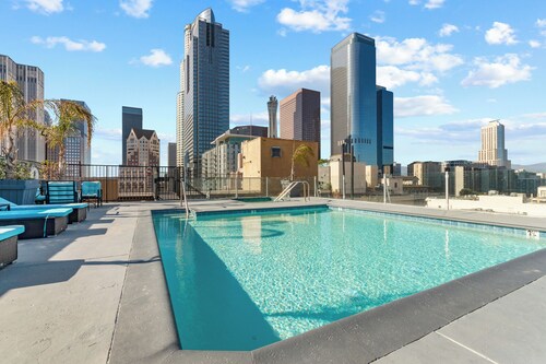 Rooftop Pool & City Views! Long-Term Dtwn LA Stay