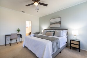 3 間睡房、書桌、熨斗/熨衫板、可攜式嬰兒床