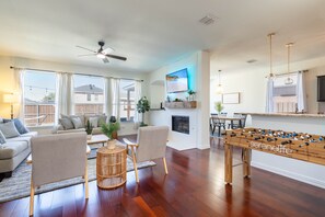 智能電視、壁爐、足球機