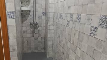 Een douche, een haardroger, handdoeken, zeep