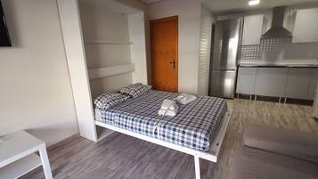 Een strijkplank/strijkijzer, wifi, beddengoed