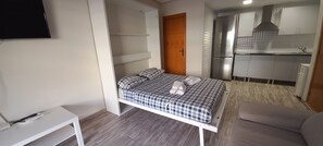 Tabla de planchar con plancha, wifi, ropa de cama