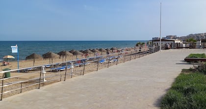 Estudio a dos Manzanas de la Playa de La Mata