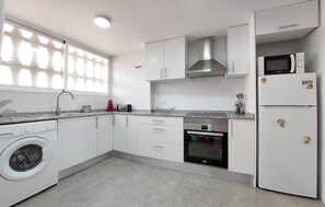 Een koelkast, een magnetron, een oven, een kookplaat
