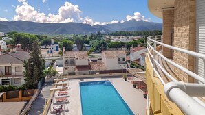 A rooftop pool with a view of a residential area and mountains in the background. - Gorgeous apartment in Grau i Platja with WiFi (Grau i Platja)