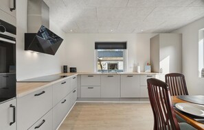 Refrigerador, parrilla de estufa, lavavajillas y cafetera y tetera