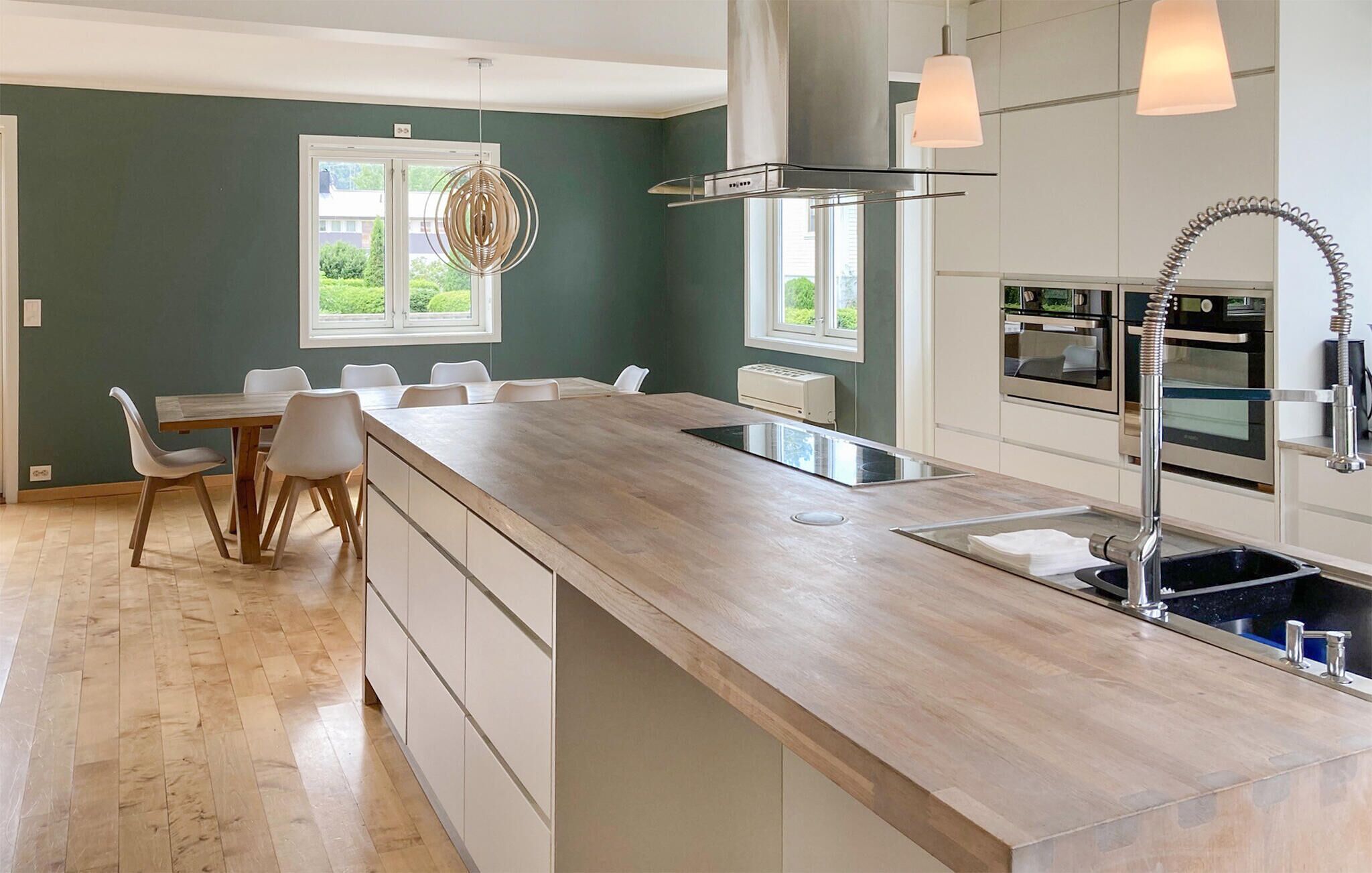 Kjøleskap, ovn, kokeplater og oppvaskmaskin