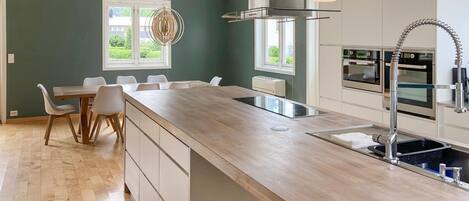 Fridge, oven, stovetop, dishwasher