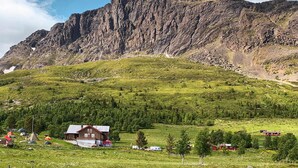 A mountain landscape with a small lodge featuring a red roof and a signboard. - 3 bedroom lovely home in Hemsedal (Hemsedal)
