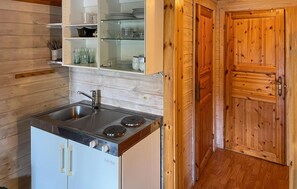 Kühlschrank, Herdplatte, Wasserkocher mit Kaffee-/Teezubehör