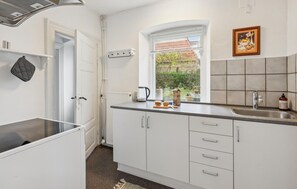 Refrigerador, microondas, parrilla de estufa y cafetera y tetera 