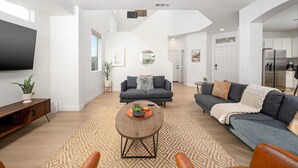 Smart TV - Luxury Clean 2,654 SF home Pool, Spa, Arcade Game Room and Home Theatre for 14!! (Coachella)