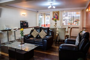 Daily continental breakfast (PEN 5 per person) - Hotel Los Laureles (Calca)