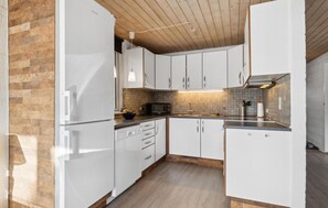 Kjøleskap, kokeplater, oppvaskmaskin og kaffetrakter/tekoker