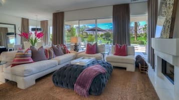 Smart-tv, een open haard en een stereo