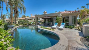 Een buitenzwembad en een verwarmd zwembad