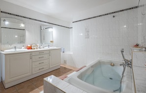 Bathtub - Beautiful home in Peymeinade (Peymeinade)