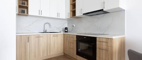 Frigorífico, horno, placa de cocina y lavavajillas