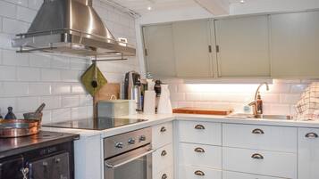 Fridge, oven, coffee/tea maker