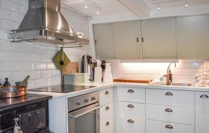 Refrigerador, microondas, horno y cafetera y tetera 