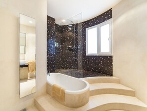 Bathtub, hair dryer, bidet, towels