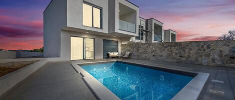 Lämmitetty uima-allas