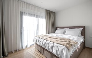 3 makuuhuonetta, tallelokero huoneessa, vauvan matkasänky