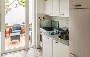 Kühlschrank, Mikrowelle, Herdplatte, Wasserkocher mit Kaffee-/Teezubehör