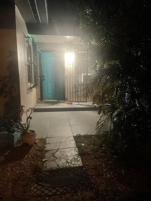 Exterior - Miami Vibes Hostel-Like Shared Room (North Miami)