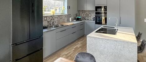 Een koelkast, een oven, een vaatwasser, een koffiezetapparaat/waterkoker