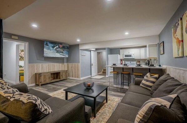 Living area - Hot Tub, Pool Table, 6BR, 2 Living Areas, 2 Patios (Northglenn)