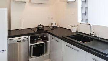 Fridge, dishwasher, coffee/tea maker