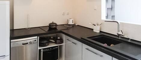 Frigorífico, lavavajillas y cafetera o tetera