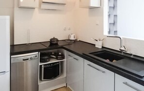 Kühlschrank, Geschirrspüler, Wasserkocher mit Kaffee-/Teezubehör