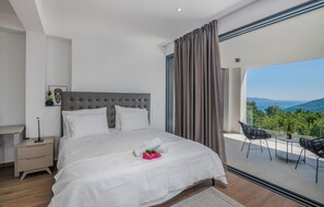 3 bedrooms, in-room safe, travel cot, free WiFi - Pet friendly home in Icici (Icici)