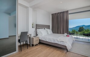 3 bedrooms, in-room safe, travel cot, free WiFi - Pet friendly home in Icici (Icici)