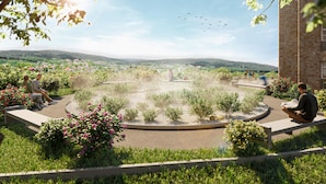 Un jardin aménagé avec une zone centrale circulaire, des bancs et un bâtiment en pierre en arrière-plan.