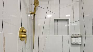 Douche, sĂšche-cheveux, serviettes fournies