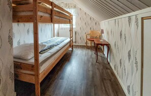 5 bedrooms, free WiFi, bed sheets