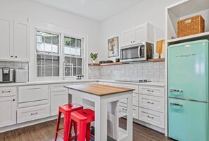 Réfrigérateur, four à micro-ondes, surface de cuisson, lave-vaisselle