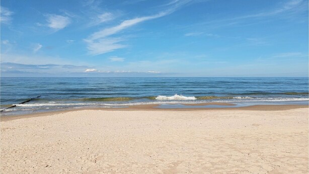 A beach with a clear sky and calm sea. - 3 bedroom lovely apartment in Wiselka (Wiselka)