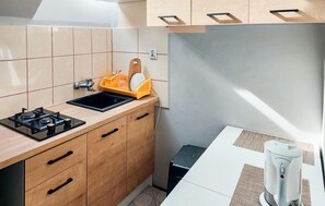 Kühlschrank, Herdplatte, Kochgeschirr/Geschirr/Besteck