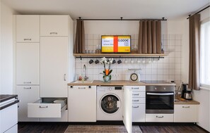 Fridge, oven, stovetop, coffee/tea maker