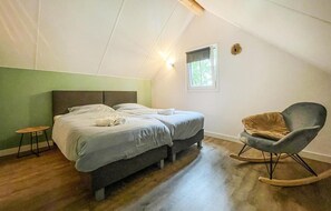 3 bedrooms, travel crib, free WiFi, bed sheets - Gorgeous home in Marienberg with WiFi (Marienberg)