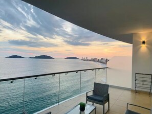 Property grounds - Impressive oceanview condo. Floor 15; pool, sauna & jacuzzi. (Mazatlán)