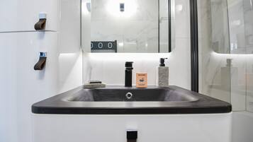 Baignoire, sĂšche-cheveux, serviettes fournies