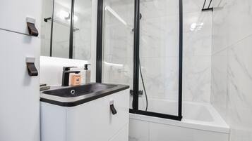 Kylpyamme, hiustenkuivaaja, pyyhkeet