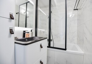 Baignoire, sèche-cheveux, serviettes fournies