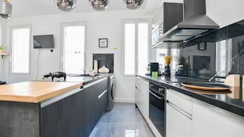 Réfrigérateur, micro-ondes, four, plaque de cuisson